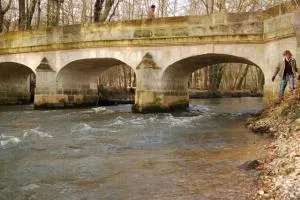 EMBARQUEMENT : Le pont d'Aveny. Un panneau Propriété Privée tt les 2 mètres !!!!